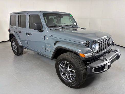 Used 2024 Jeep Wrangler Unlimited Sahara AWD/4WD image 2