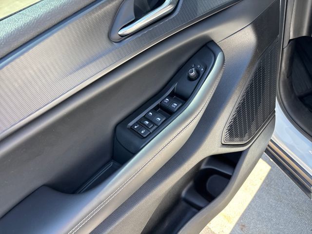 Used 2024 Jeep Grand Cherokee L Altitude AWD/4WD image 11