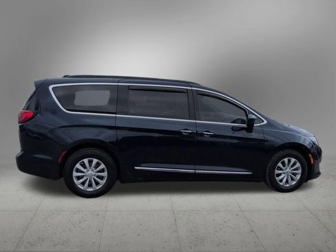 Used 2017 Chrysler Pacifica Touring-L FWD image 7