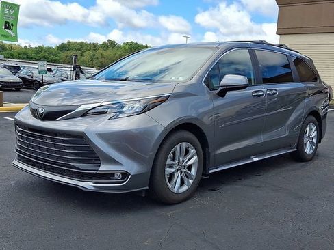 Used 2026 Toyota Sienna XLE AWD/4WD image 3