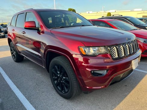 Used 2017 Jeep Grand Cherokee Altitude AWD/4WD image 2