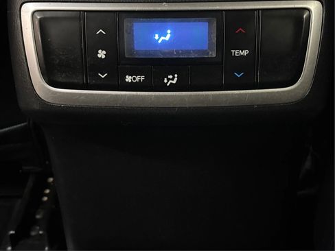 Used 2018 Toyota Highlander LE image 28