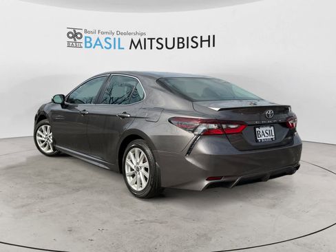 Used 2024 Toyota Camry SE image 3