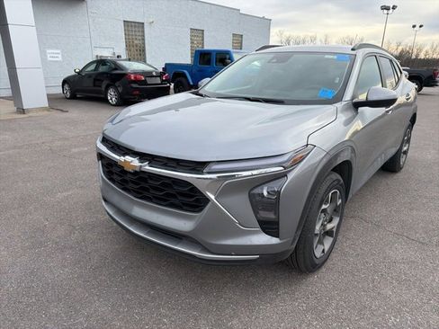 Used 2025 Chevrolet Trax LT w/ LT Convenience Package image 4