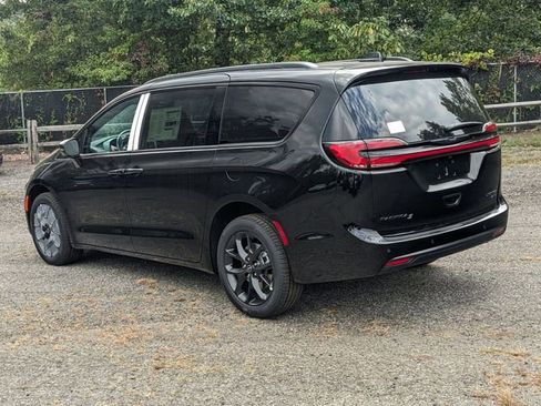 New 2026 Chrysler Pacifica Limited w/ S Appearance Package image 4