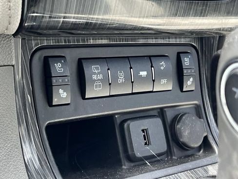 Used 2016 Chevrolet Traverse LTZ AWD/4WD image 24