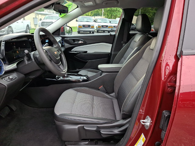 Used 2025 Chevrolet Trax LT FWD image 14