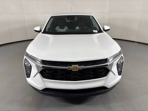 Used 2024 Chevrolet Trax LS w/ LS Convenience Package FWD image 3