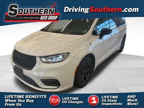 Used 2024 Chrysler Pacifica Select image 1