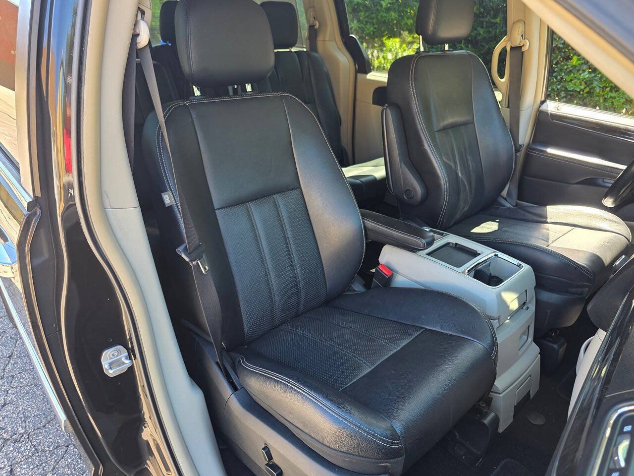 Used 2015 Chrysler Town & Country Touring-L w/ Driver Convenience Group FWD image 37