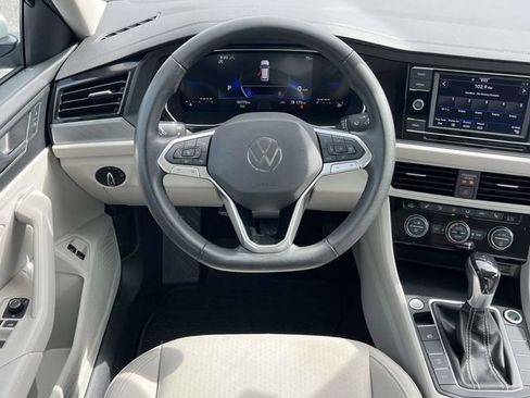 Used 2024 Volkswagen Jetta SE w/ Panoramic Sunroof Package FWD image 18