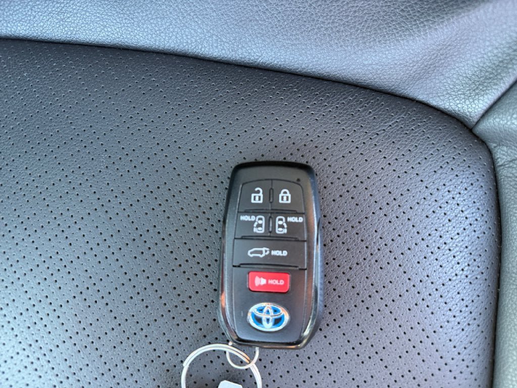 Used 2025 Toyota Sienna Platinum AWD/4WD image 32