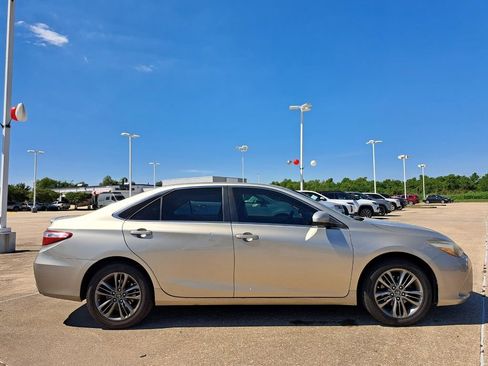 Used 2017 Toyota Camry SE FWD image 4
