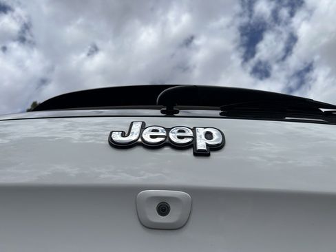 Used 2016 Jeep Cherokee Sport image 10