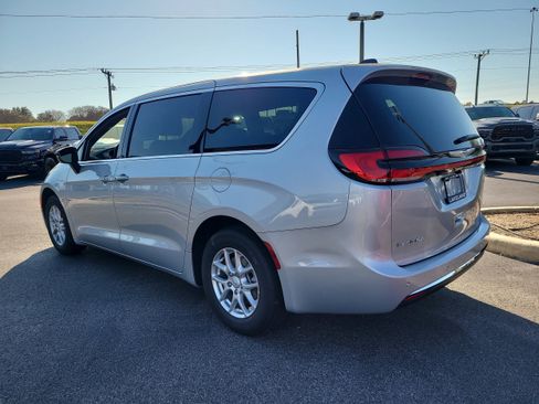 New 2026 Chrysler Pacifica Select image 8