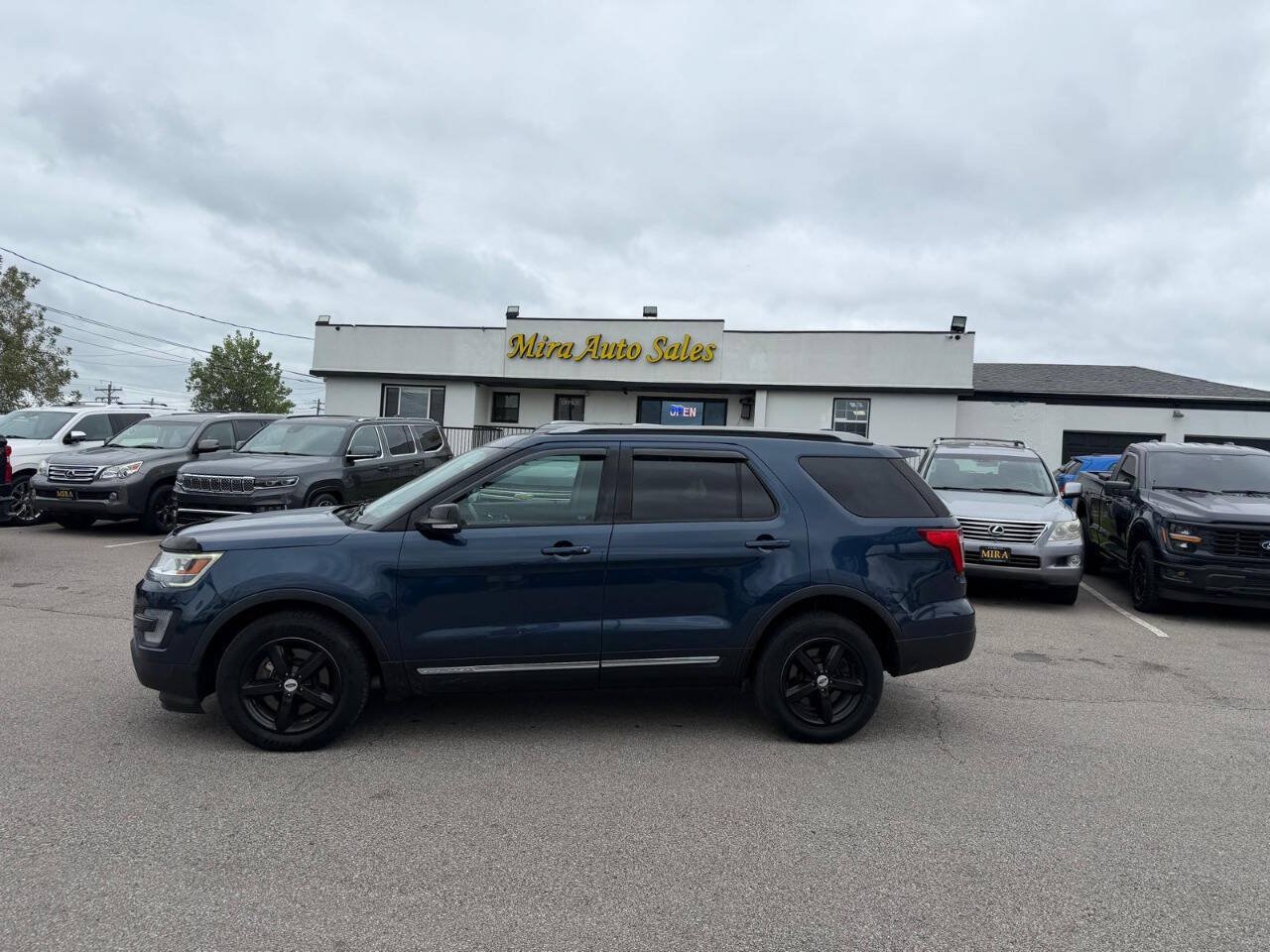 Used 2017 Ford Explorer XLT w/ Equipment Group 202A AWD/4WD image 1