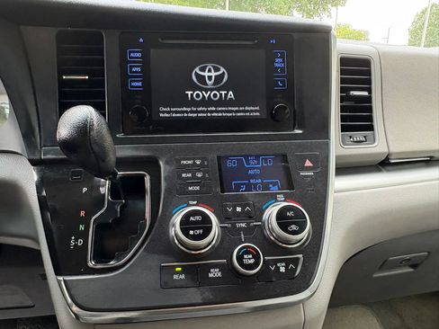 Used 2015 Toyota Sienna LE FWD image 42