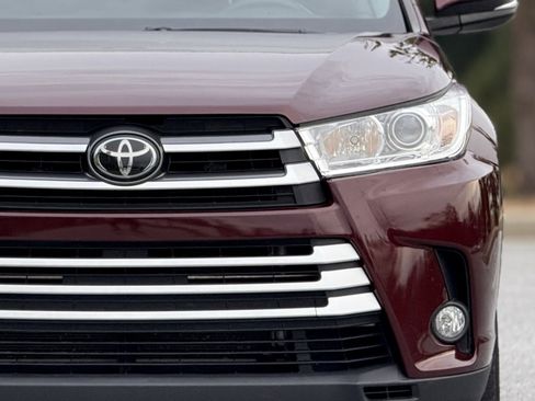 Used 2019 Toyota Highlander XLE image 14