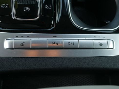 Used 2024 Kia Carnival EX FWD image 33