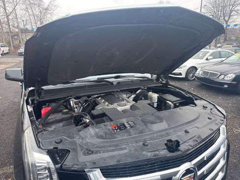 Used 2015 Cadillac Escalade ESV Luxury image 41