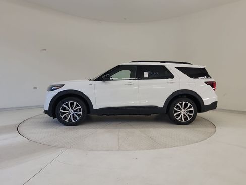 Used 2025 Ford Explorer ST-Line AWD/4WD image 2