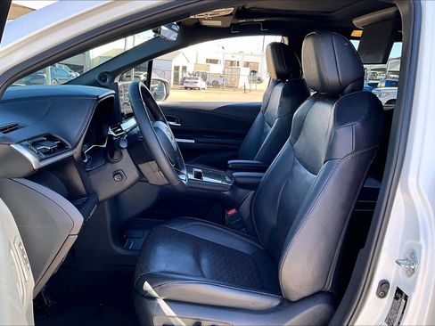 Used 2025 Toyota Sienna Platinum image 7