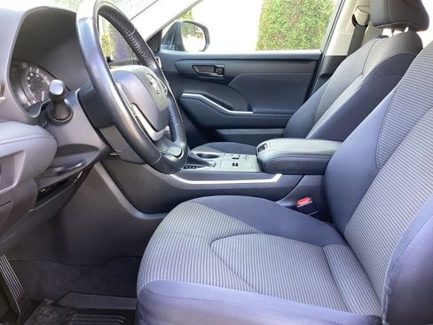 Used 2023 Toyota Highlander LE FWD image 3