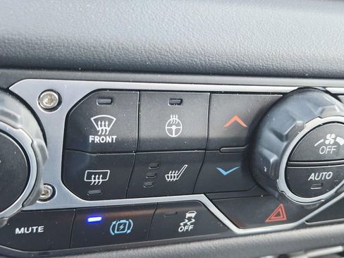 Used 2025 Jeep Wrangler Unlimited Sahara image 28