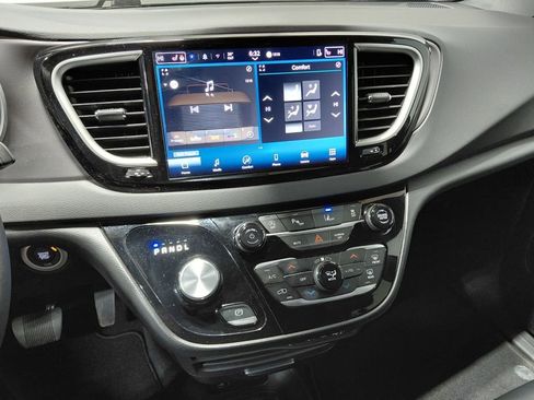 Used 2025 Chrysler Pacifica Select image 28