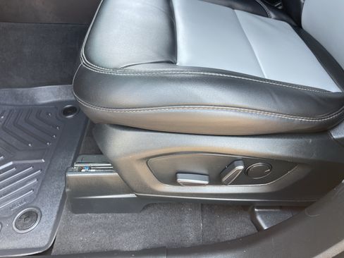 Used 2023 Ford Explorer XLT w/ Equipment Group 202A RWD image 19