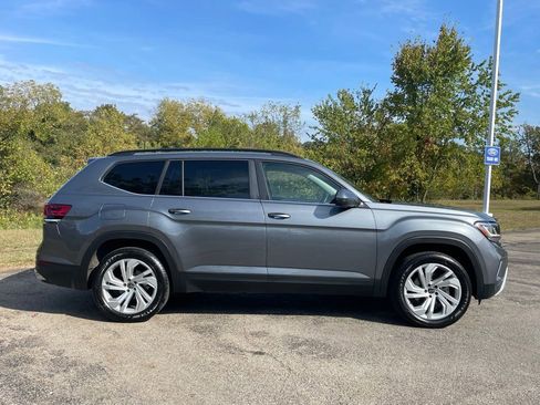 Used 2023 Volkswagen Atlas SE image 2