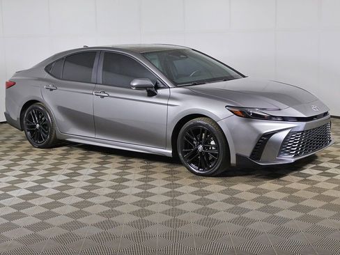 Used 2025 Toyota Camry SE w/ Convenience Package image 2