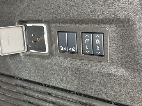 Used 2025 GMC Yukon XL Denali AWD/4WD image 10
