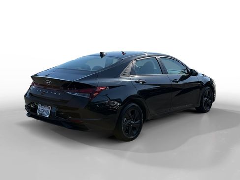 Used 2022 Hyundai Elantra SEL w/ Preferred Accessory Package FWD image 5