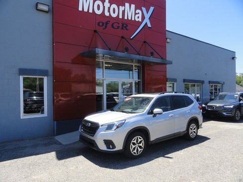 Used 2023 Subaru Forester Premium AWD/4WD image 1