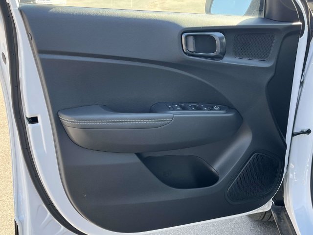 Used 2025 Hyundai Venue Limited FWD image 11