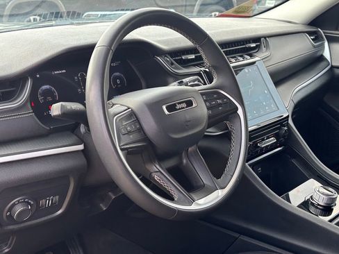 Used 2023 Jeep Grand Cherokee L Laredo image 8