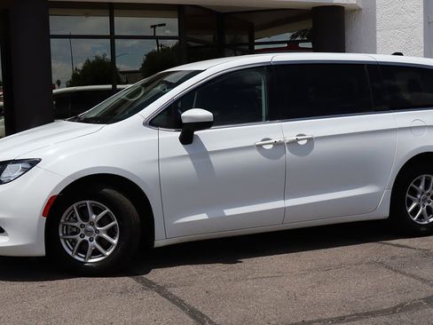 Used 2023 Chrysler Voyager LX FWD image 4