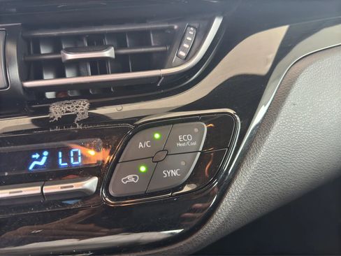 Used 2018 Toyota C-HR XLE FWD image 30
