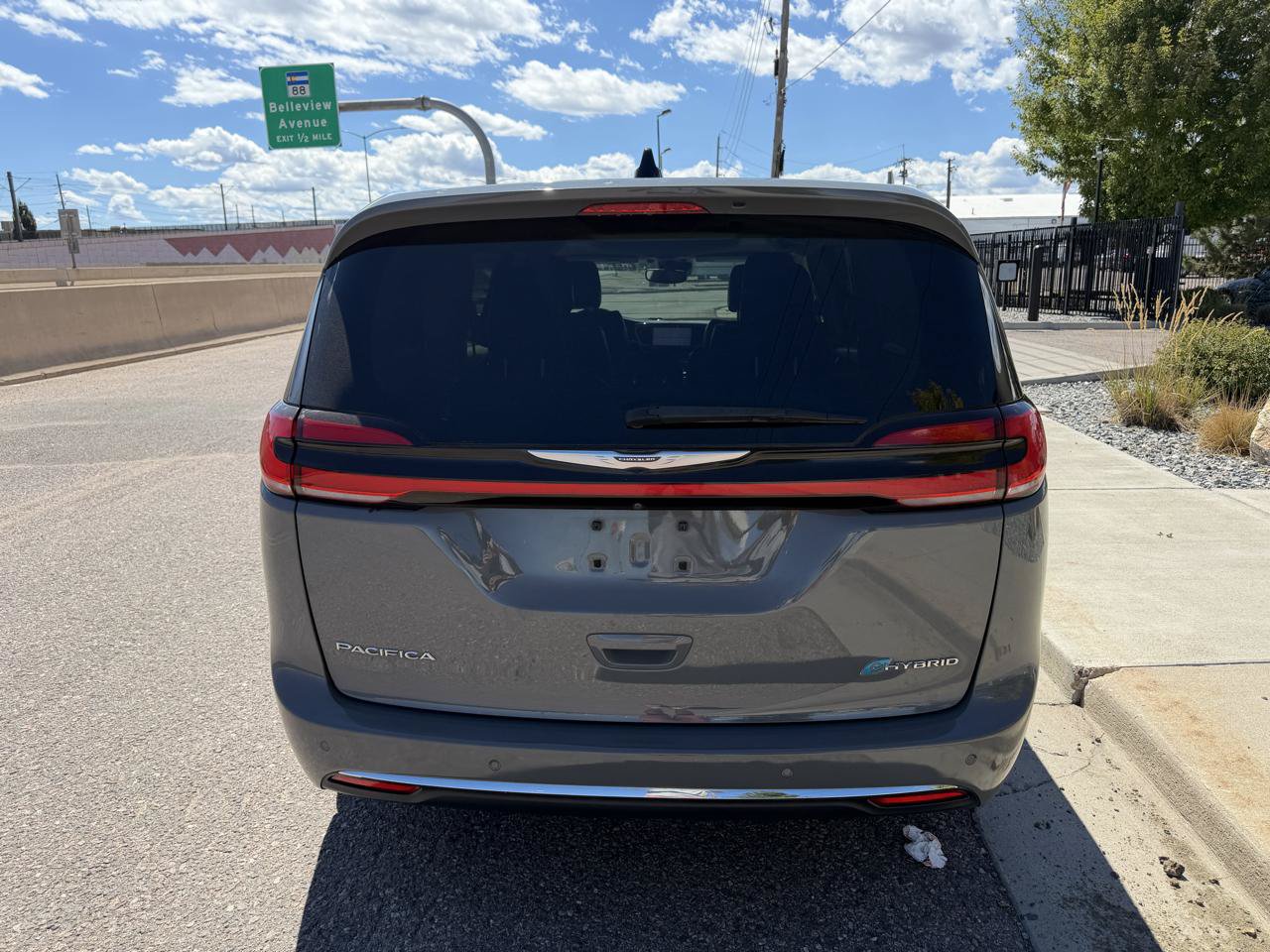 Used 2023 Chrysler Pacifica Limited FWD image 4