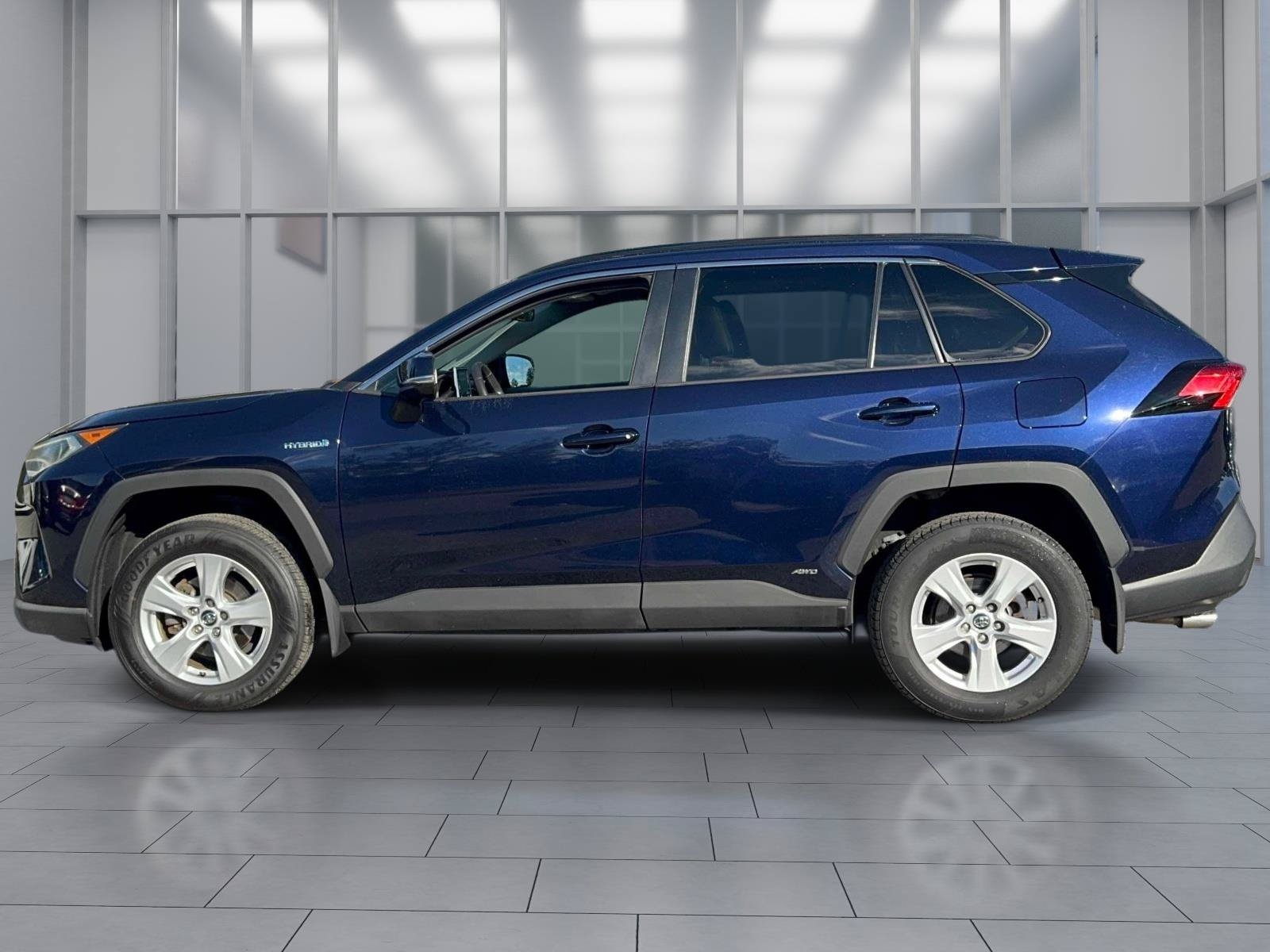 Used 2020 Toyota RAV4 XLE w/ Convenience Package AWD/4WD image 4