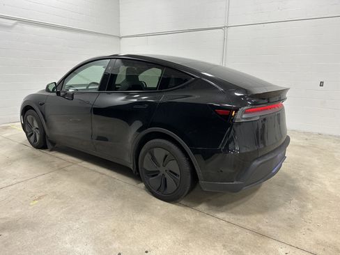 Used 2026 Tesla Model Y 2WD image 8