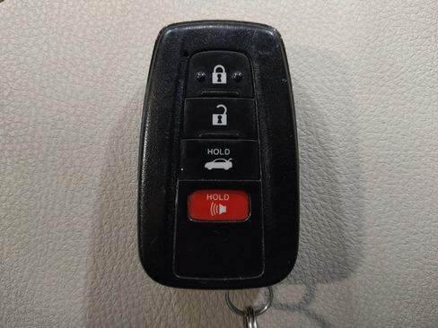 Used 2020 Toyota Camry XLE FWD image 32