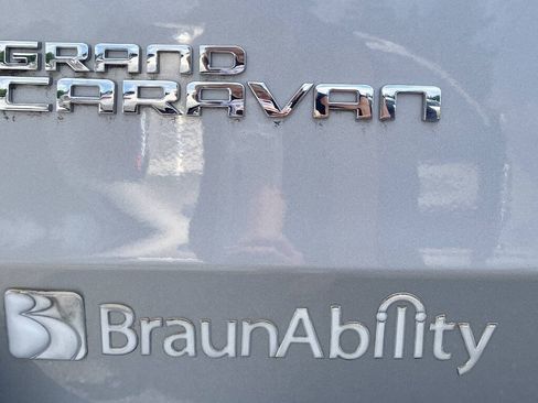 Used 2015 Dodge Grand Caravan SXT w/ Rear Park Assist Package FWD image 7