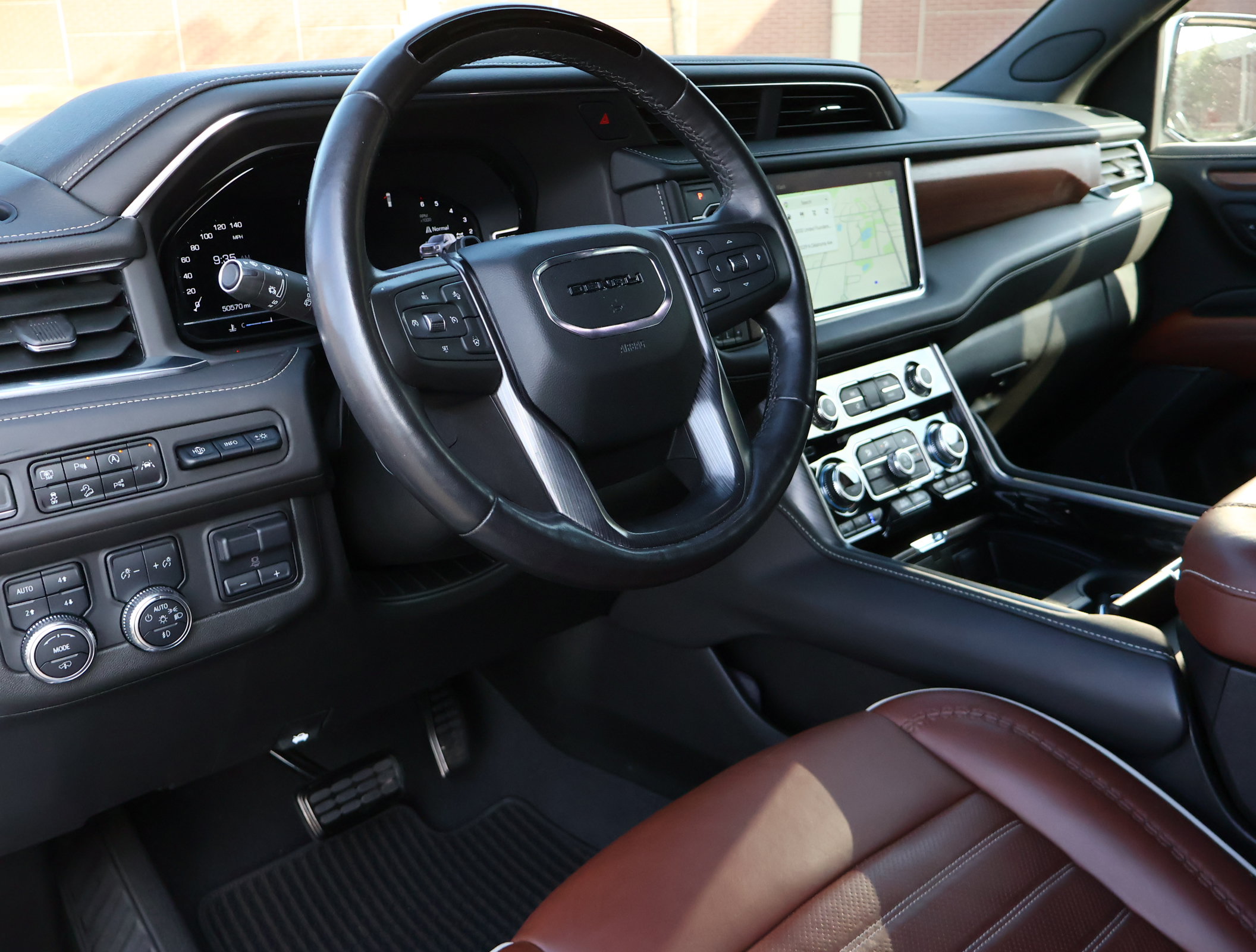 Used 2023 GMC Yukon Denali Ultimate AWD/4WD image 3