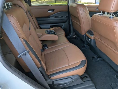 Used 2022 Nissan Pathfinder Platinum w/ Lighting Package (N93) FWD image 27