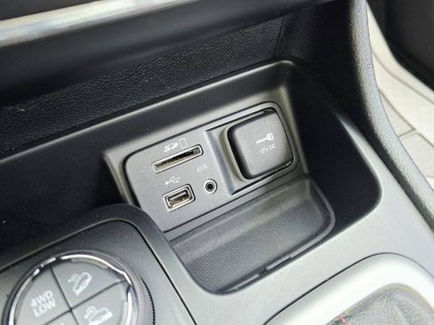 Used 2018 Jeep Cherokee Trailhawk AWD/4WD image 22