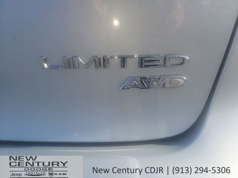 New 2026 Chrysler Pacifica Limited w/ Uconnect Theater Family Group image 6