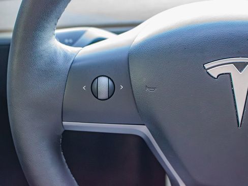 Used 2022 Tesla Model Y Performance image 24