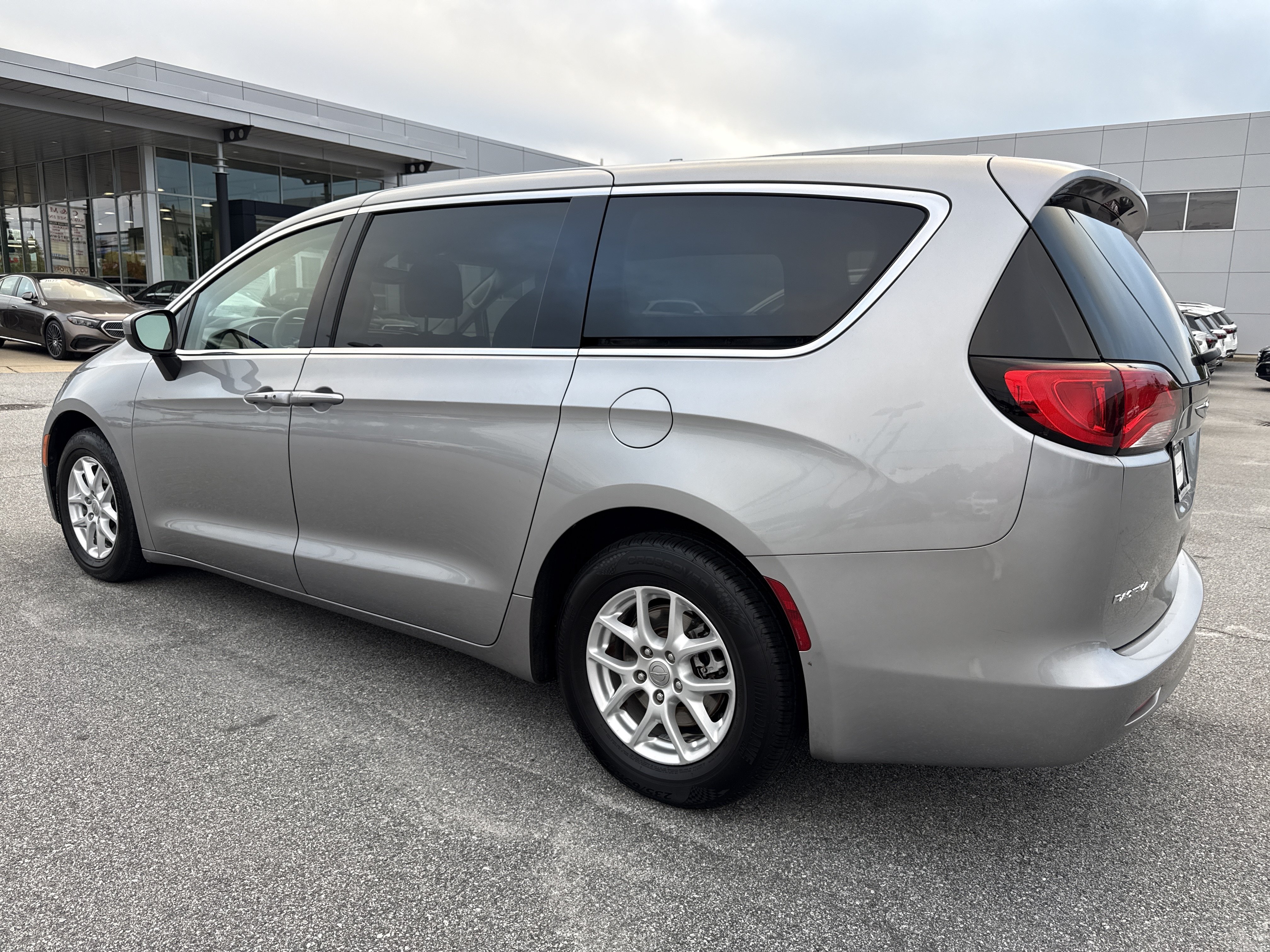 Used 2017 Chrysler Pacifica LX FWD image 3